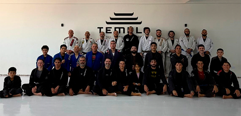 Alunos e professores da Templo São José dos Campos reunidos no tatame